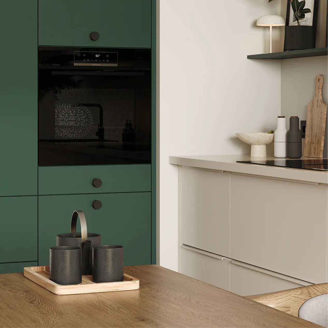 Detail einer modernen Küche mit grünen Hochschränken, schwarzem Einbau Backofen, beigen Unterschränken, Holz Arbeitsplatte und Holztisch mit Tablett und Tassen, skandinavischer Küchenstil.